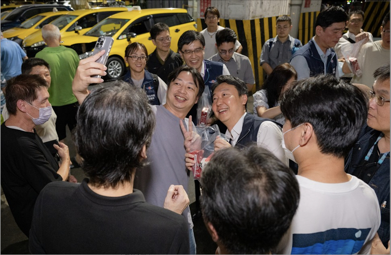 交通部長陳世凱（中右）8日晚間前往台北市建國計程車服務站慰勉站內人員與駕駛辛勞。（交通部提供）