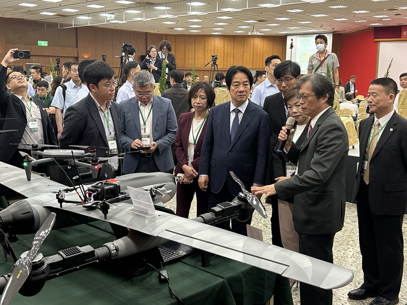總統賴清德（前右2）9日出席台灣卓越無人機海外商機聯盟大會師，參觀台灣無人機廠商的攤位，了解無人機科技發展現況。
