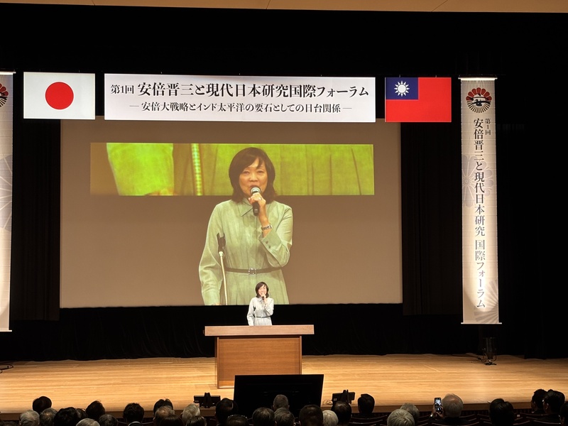 由台灣國立政治大學安倍晉三研究中心主辦的「安倍晉三與現代日本研究國際論壇」9日在東京舉行。安倍晉三夫人安倍昭惠表示，安倍晉三生前在世界各地播下許多種子，如今正逐漸發芽、開花結果，希望能繼續傳承他的理念。