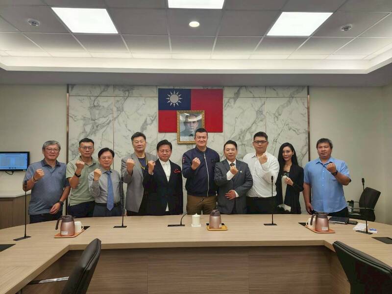 行政院打詐指揮中心9日表示，8日邀請台灣民間反詐騙協會及反詐騙聯盟協會參與「反詐騙宣導合作交流會議」，盼多方協力，有效織密防詐網。（行政院提供）