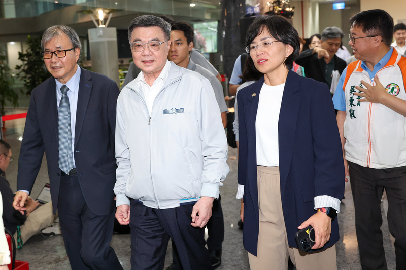 行政院長卓榮泰（前中）9日下午赴行政院新莊聯合辦公大樓視察進駐機關員工子女非營利幼兒園，教育部長鄭英耀（前左1）、民進黨新北市長參選人蘇巧慧（前右1）陪同。
