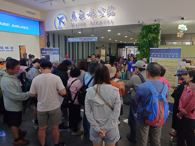 受滯留鋒面及西南氣流影響，馬祖8至9日大部分班機暫停起降，台馬交通船則因浪大停駛，導致大量旅客滯留馬祖，10日啟動軍機疏運。圖為民眾於軍機補位作業櫃檯前等待。