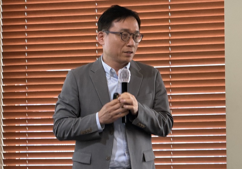 近一年來韓國股市強勁，KOSPI指數突破8000點大關，資本市場研究院長金世浣（圖）10日出席外媒記者會時分析指出，主因是去年李在明政府上任後「商法」3度修法，保護小股東及提高董事會成員的獨立性。