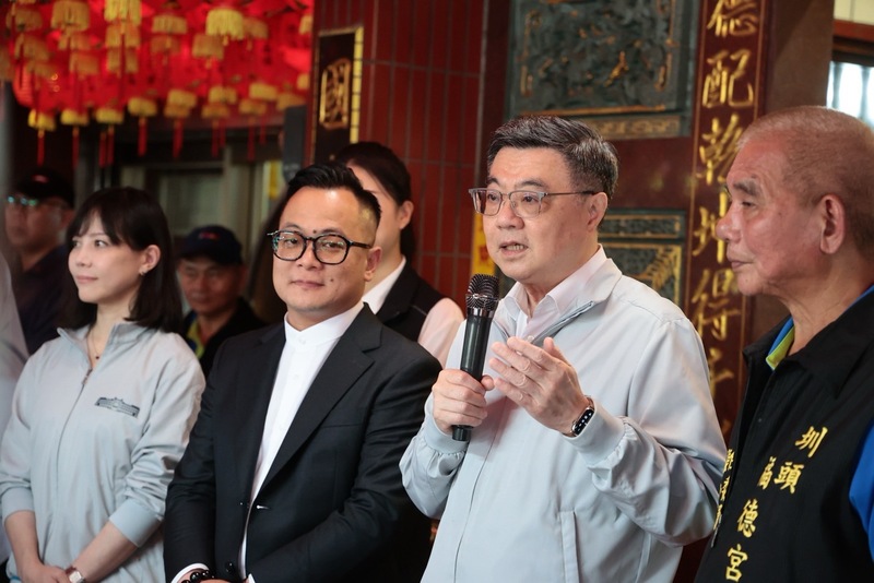 PD
卓榮泰：全台大雨中南部水庫都有進帳
行政院長卓榮泰（右2）10日前往基隆七堵區接連參
拜3間廟宇時表示，近日的風雨對台灣而言是「及時
雨」，因為中南部許多水庫都有進帳，讓民生用水不
缺、沒煩惱。
（行政院提供）
中央社記者沈如峰基隆傳真　115年6月10日