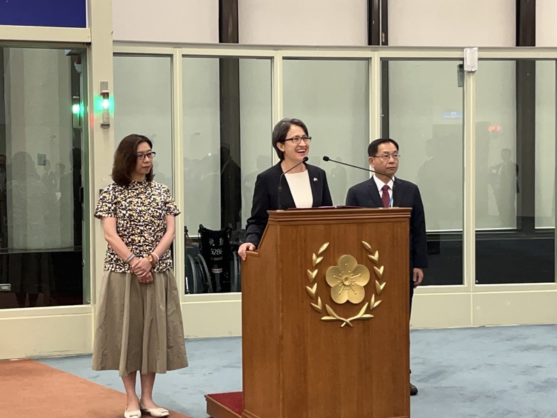 副總統蕭美琴（中）結束「帛榮專案」出訪行程，10日晚間順利返抵國門，在機場發表談話指外交任務圓滿完成，感謝帛琉政府及人民給的溫暖與支持。