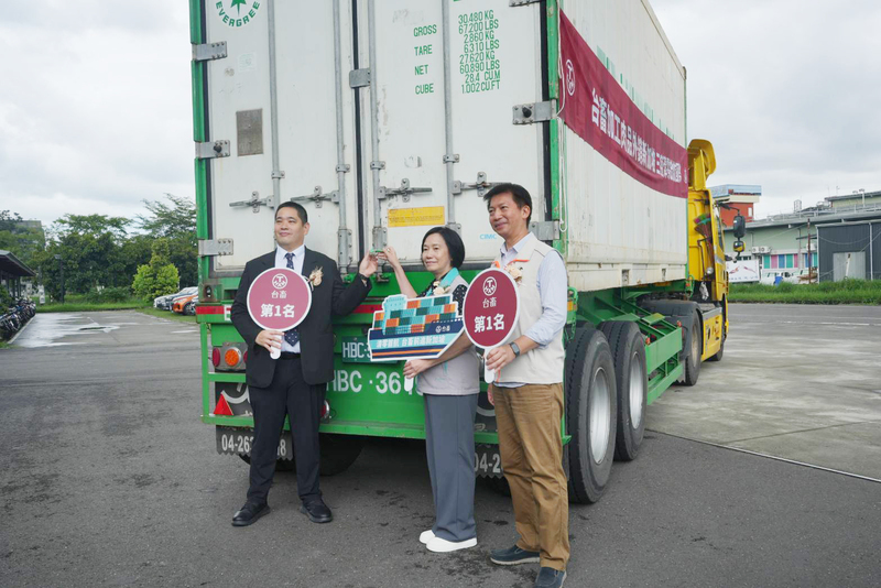 台灣豬肉「三疫清零」後重返國際市場，11日台畜公司在屏東舉行封櫃儀式，在農業部常務次長杜文珍
（中）、台畜董事長張華欣（左）及屏東縣副縣長黃國榮（右）見證下，封櫃啟航新加坡。