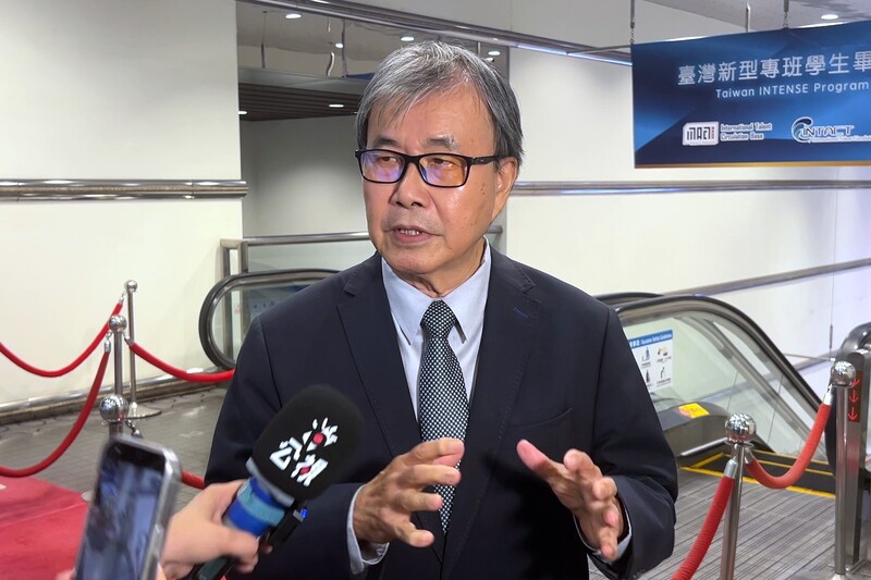 DD
鄭英耀回應「鐵拳教育」與校園濫訴議題
教育部長鄭英耀（圖）11日出席第一屆新型專班畢業
留台就業典禮，會前受訪被問及對韓劇「鐵拳教育」
及校園濫訴議題的看法，他表示，台灣校事會議改革
上路後，案量已有下降，預期未來親師生關係會更和
善。
中央社記者陳至中攝　115年6月11日