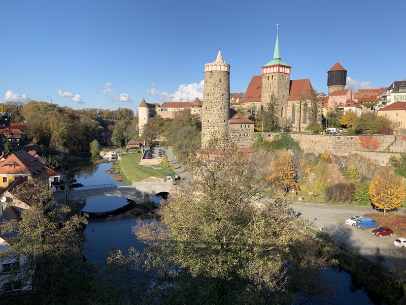 德國東部薩克森邦包曾縣首府包曾（Bautzen）保存完整的中世紀城牆、塔樓與歷史建築聞名，也是德國少數民族索布族居住地。隨台積電德勒斯登廠即將投產，距離德勒斯登約50公里的包曾積極爭取半導體產人才在當地定居。