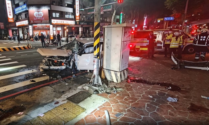 1輛自小客車11日晚間為逃避桃園市警方盤查、高速
行駛逃逸，警車追緝時，自小客車失控打滑，撞上2
名路人，2人都命危送醫，肇事駕駛意識不清也送
醫。（翻攝照片）