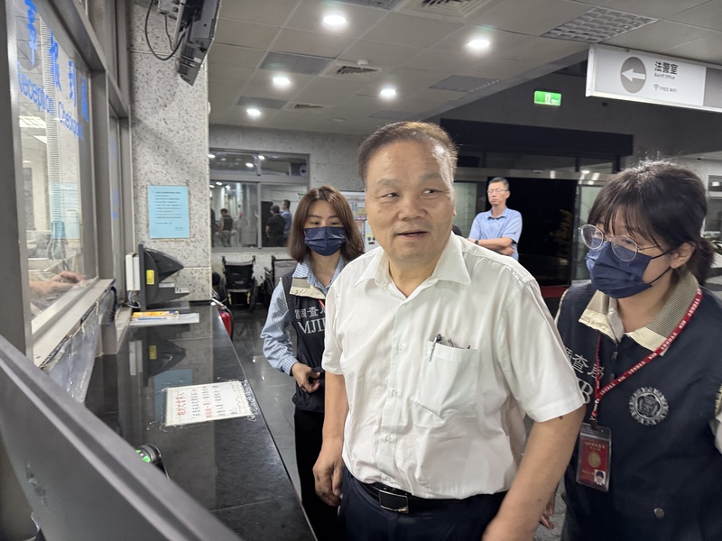 花蓮地檢署偵辦花蓮縣府營養午餐招標弊案，花蓮副縣長顏新章(白衣者)涉嫌圖利廠商遭檢方搜索，11日深夜移送地檢署複訊後，今天凌晨1時許諭知新台幣100萬元交保。