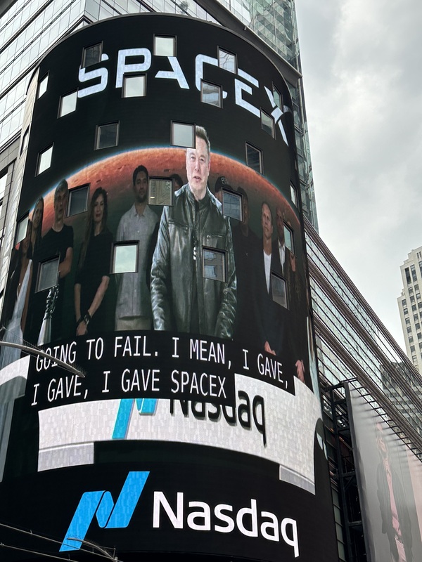SpaceX 12日在那斯達克上市，執行長馬斯克掛牌前發表演說，身價在交易後超過上兆美元。