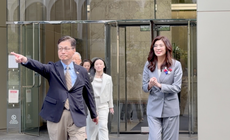 國民黨主席鄭麗文(右)訪問美國，至12日前往AIT華盛頓總部拜會並與美方會晤不到一小時。圖為鄭麗文一行人步出AIT華盛頓總部所在大樓。資料照片