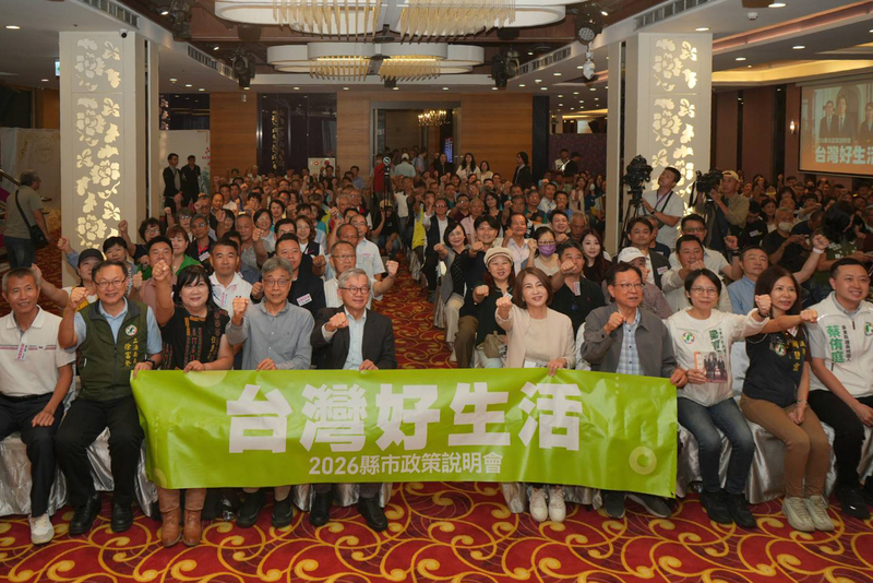 民進黨「台灣好生活」2026政策說明會，13日在屏東縣登場，國科會主委吳誠文（前左5）、農業部長陳駿季（前左4）及屏東縣長周春米（前右5）等人與會宣講。