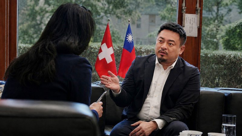 受到中國的排擠與打壓，在「一個中國」原則下，台灣無法成為「國際勞工組織」的正式會員國。國際勞工大會6月舉辦期間，勞動部首度舉辦「尊嚴勞動國際研討會」，勞動部長洪申翰首度赴瑞士出席會議。