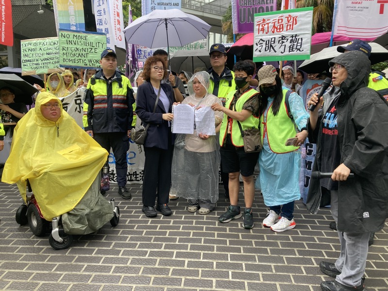 台灣移工聯盟、台灣身心障礙者自立生活聯盟、婦女新知基金會等團體，14日舉行「家事移工由長照機構聘僱，服務使用者與移工雙贏」抗議行動，衛福部長照司科長徐鉅美(前左3)接受陳情。