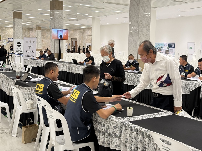 前往悼念泰國長公主的民眾在大皇宮外完成登記後，依序進入大皇宮簽署弔唁冊。