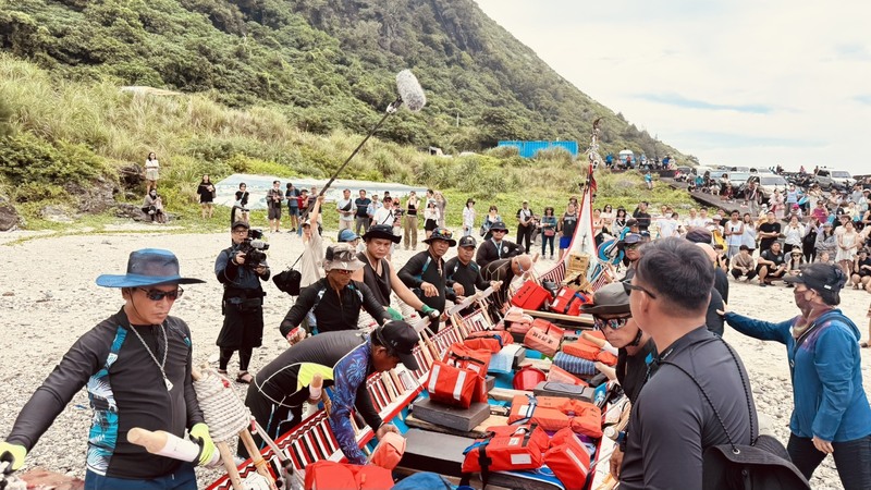 蘭嶼和菲律賓巴丹島航行計劃15日啟航，耗時18個月打造的傳統拼板舟「黃金友誼號」從蘭嶼龍門港出發，大批達悟族人到港口歡送祈福，為渡海英雄加油打氣。