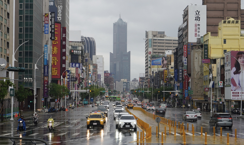 受到鋒面仍在台灣附近影響，氣象署提醒各地今天(27日)有短暫陣雨或雷雨，尤其中南部地區清晨至上午雨勢明顯。圖為高雄市三民區雨中即景。