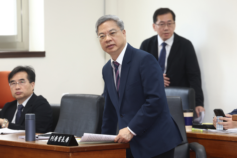 外媒報導，台電將從8家公股銀行取得新台幣3000億
元專案貸款。對此，經濟部長龔明鑫（中）17日在立
法院受訪時表示，台電採購能源需大量資金，不過目
前承受虧損，因此資金需求應用於短期融通，融資僅
是業務上周轉性資金，期盼能爭取到撥補或增資。