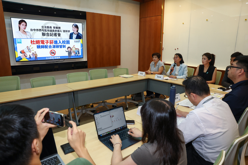 民眾黨立委蔡春綢（後排左2）17日在立法院舉行記者會，提出相關調查數據，指出電子煙流入國中小校園的情勢升高，盼透過親師配合及主管機關源頭管制，杜絕電子煙進入校園。