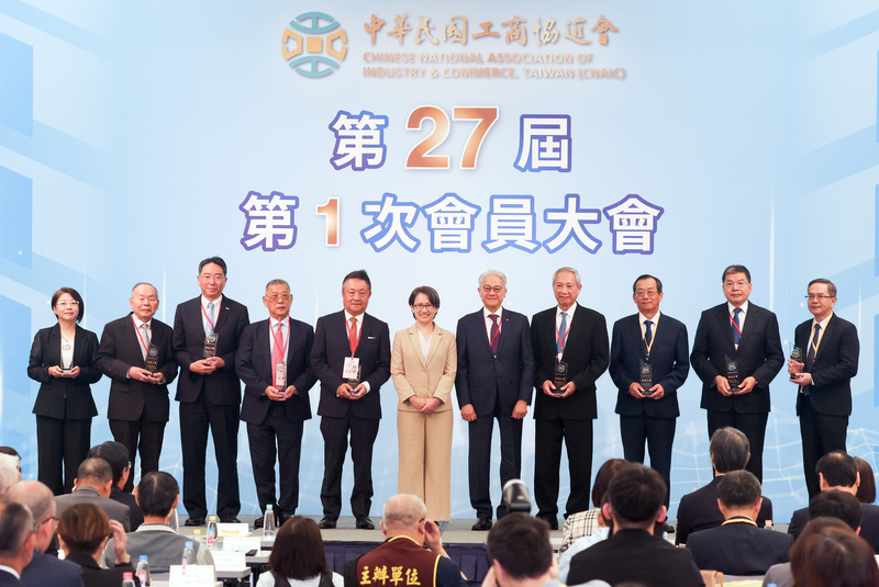 ED
蕭副總統出席工商協進會第27屆會員大會（2）
副總統蕭美琴（中）18日在台北國際會議中心出席工
商協進會第27屆第1次會員大會，會中頒贈感謝狀，
並與理事長吳東亮（右5）及單位代表合影。
中央社記者張新偉攝　115年6月18日