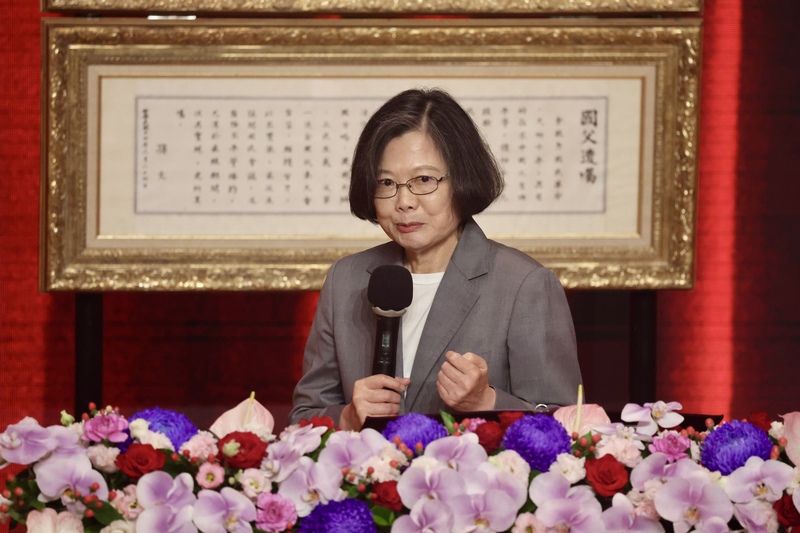 PD
蔡英文出席中研院院長交接典禮
前總統蔡英文18日到中央研究院出席新卸任院長交接
典禮，蔡英文（圖）在致詞時對卸任院長廖俊智的豐
碩成果給予肯定，也對新任院長陳建仁給予期待與鼓
勵。
中央社記者王飛華攝 115年6月18日
