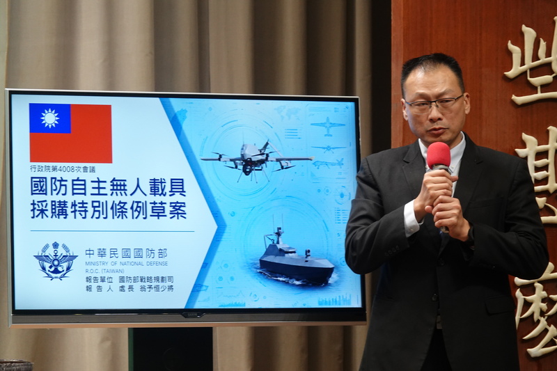 PD
翁予恒：無人機特別條例　彌補戰力缺口
國防部戰規司處長翁予恒少將18日於行政院會後記者
會指出，「國防自主無人載具採購特別條例」草案，
彌補戰力缺口，同時提升相關的經濟效益。
中央社記者吳書緯攝 115年6月18日