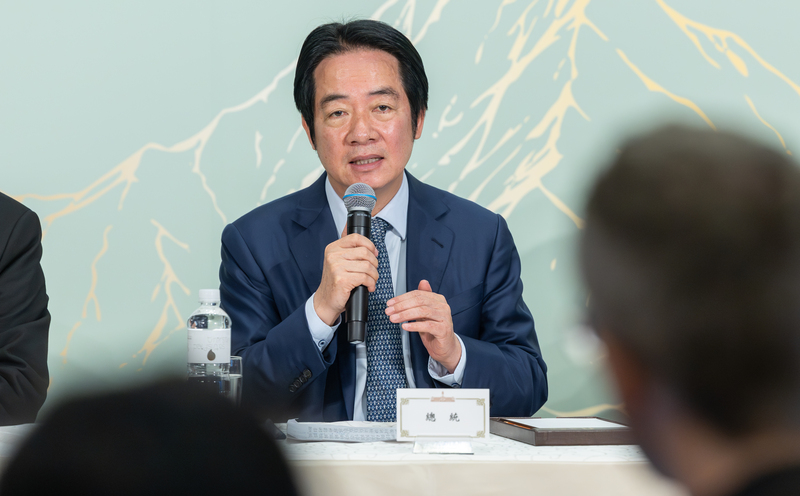總統賴清德18日與國際媒體茶敘，一一回應各國媒體提問。（總統府提供）