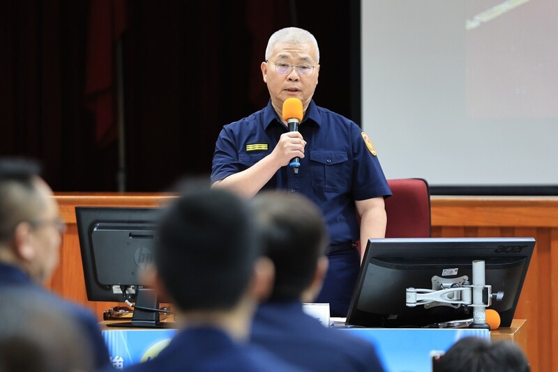 內政部警政署18日晚間動員全國大批警力同步執行取締毒駕專案。新北市警察局長方仰寧(後)在員警出
勤前表示，新北共規劃81處路檢點，動員745名警力，並結合情資與科技分析，加強查緝高風險對象。（警方提供）