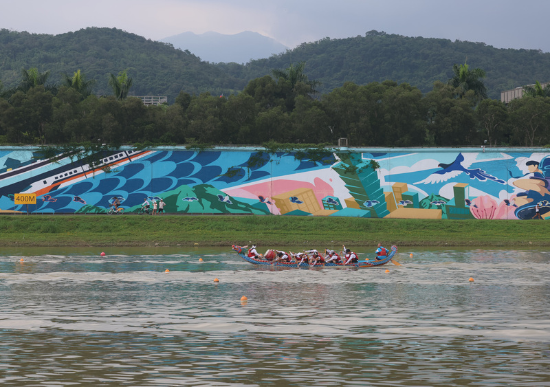 2026台北國際龍舟錦標賽19日起在大佳河濱公園登場，來自國內外223支隊伍、超過5000名隊職員齊聚基隆河畔競渡。