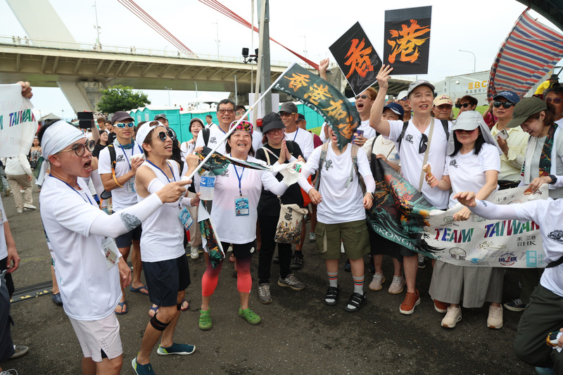 2026台北國際龍舟錦標賽19日在大佳河濱公園展開，一群住在台灣的香港人特別組成「香港加油隊」參賽，賽後並與加油團一同搖旗高喊「香港加油」。
中央社記者張新偉攝　115年6月19日