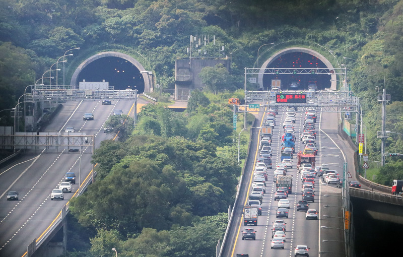 端午連假登場，部分國道擁塞。圖為國道3號木柵系統19日下午雙向車流形成對比。