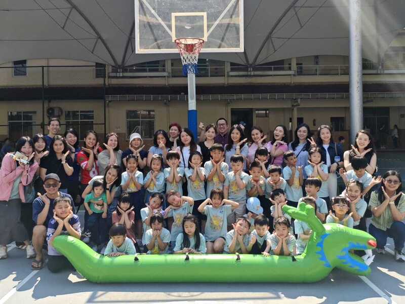 雅加達台灣學校19日舉辦端午節應景活動，以氣球龍舟取代傳統龍舟，在操場上展開「陸上行舟比賽」，吸引國小低年級學生及家長參與。
（雅加達台灣學校提供）