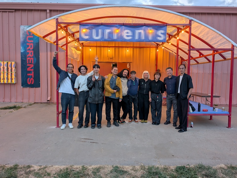 美國CURRENTS 2026藝術科技節正在新墨西哥州聖塔菲舉行，圖為台灣參展團隊與CURRENTS藝術節創辦人之一拉加諾（右5）等人合影。
（駐休士頓辦事處台灣書院提供）