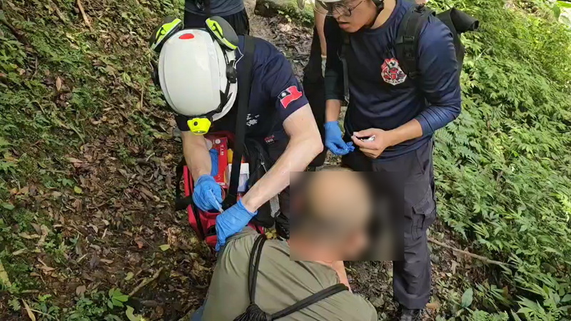 新北市瑞芳區三貂嶺步道20日發生登山客遭蜂螫事件，丁姓男子夫婦登山途中遭蜂螫，消防搜救隊員上山接觸患者，男子疑似因蜂螫引發過敏，急救處置後送往汐止國泰醫院治療。
（翻攝畫面）