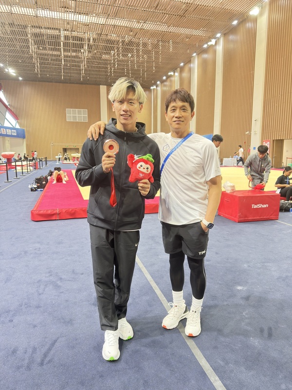 台灣「鞍馬王子」李智凱(左)在今年亞洲體操錦標賽首度獲得單項鞍馬銅牌，教練林育信(右)也被愛徒表現深深感動。(教練林育信提供)