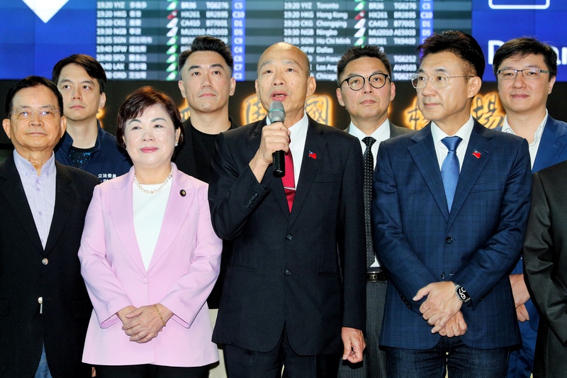 PD
韓國瑜率跨黨派立委訪美（1）
立法院長韓國瑜（前排右2）21日晚間率跨黨派立委
訪美，他表示，首要目標是推動國會外交，與美方議
員就國家安全、選區治理，以及台美國會未來能否深
化合作與聯繫交流等交換意見。
中央社記者吳睿騏桃園機場攝　115年6月21日