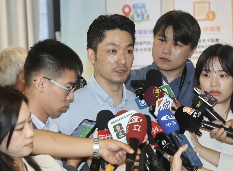 台北市長蔣萬安（中）22日上午出席活動，接受媒體聯訪時說明，推進台北市自動駕駛公車規劃共分為3個階段來試行。