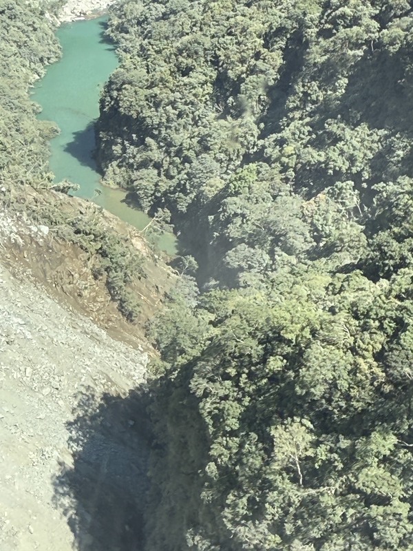 花蓮萬里溪上游發現新增堰塞湖，22日進行空勘，崩塌面積約45公頃，湖水未蓄滿溢流，未發現明顯滲流或壩體破壞，但仍有零星落石持續崩落，林保署持續監控警戒。（林業及自然保育署花蓮分署提供）