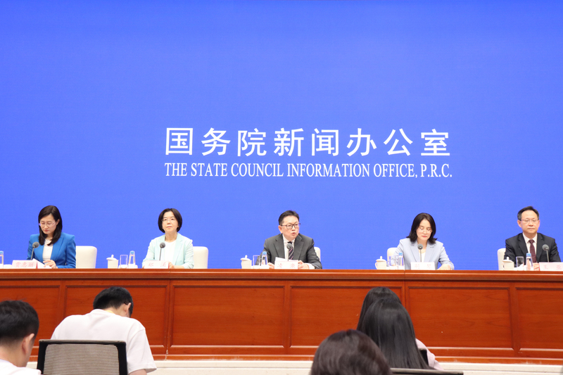 中國國新辦22日舉行新聞發布會，商務部副部長兼國際貿易談判副代表凌激（左3）和國家發改委、財政部有關負責人出席回覆記者提問，會上並提出「利用外資固穩促優行動方案」。