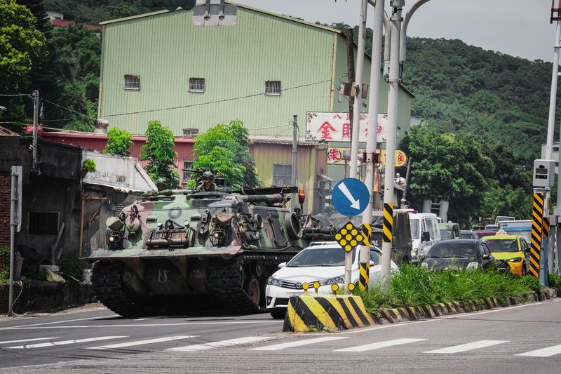 23日是立即備戰操演第2天，陸軍269旅上午自桃園機場機場實施戰備偵巡，往新北台北港、八里一帶挺
進，圖為CM22迫砲車與民間車輛。
