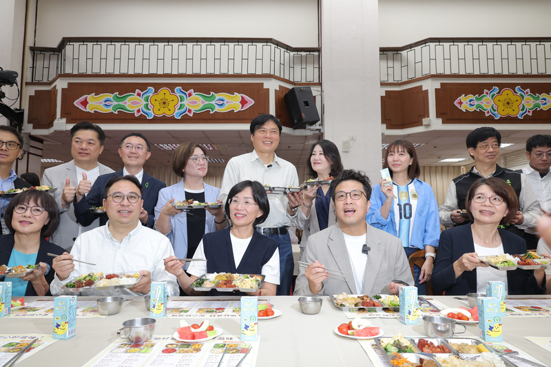 民進黨立委陳培瑜（後左4）等人23日在立法院舉辦「午餐吃飽、營養顧好，孩子才會好」學生餐盤體驗活動，民進黨台北市長參選人沈伯洋（前右2）、新北市長參選人蘇巧慧（前左3）、桃園市長參選人黃世杰（前左2）等人一同享用營養午餐。