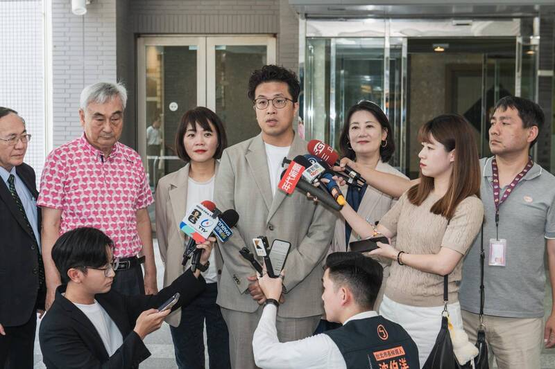 民進黨台北市長參選人沈伯洋（右4）23日再拋育兒政策，推0到6歲週週免費臨時托育，盼擴大家長的喘息服務並活絡經濟。（沈伯洋競選辦公室提供）