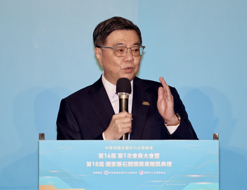 PD
中小微企業轉型條例草案　卓榮泰盼8月底前完成
行政院長卓榮泰（圖）23日出席「中華民國全國中小
企業總會第16屆第1次會員大會暨第18屆國家磐石關
懷獎章贈獎典禮」時表示，期待中小微企業轉型升級
發展條例（草案）能在8月底順利完成，並於立法院
下個會期送請審議，盼立院加速通過。
中央社記者張皓安攝　115年6月23日