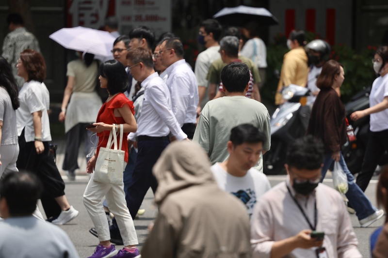 行政院主計總處23日公布5月失業率為3.27%，月減0.03個百分點，呈現連2月下降。圖為台北市內湖科技園區一帶午間人潮。