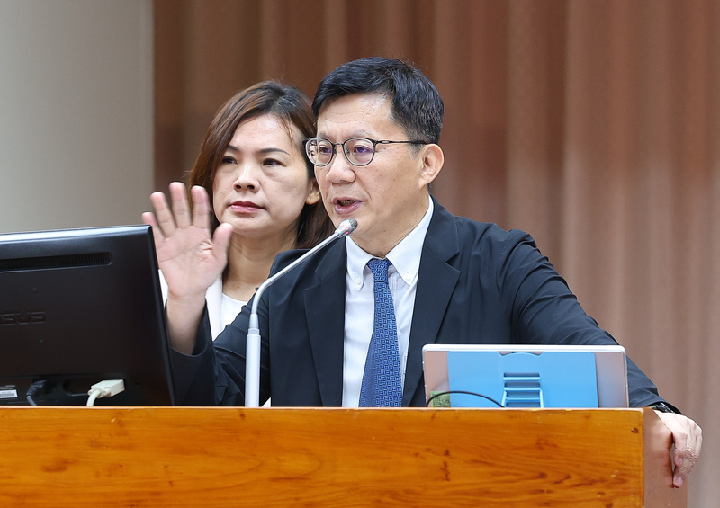 教育部次長張廖萬堅（前）24日列席立法院教育及文化委員會，進行「校事會議暨教師輔導管教制度與兒少相關權益探討」專題報告，並備質詢。