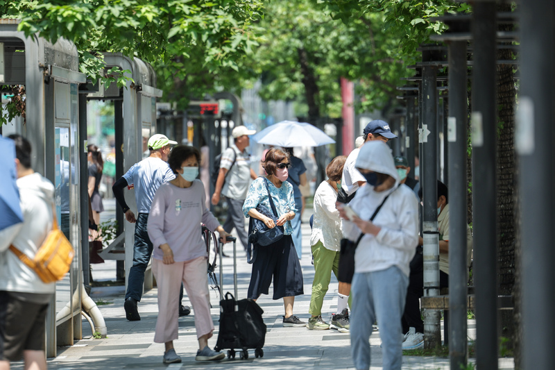 根據氣象署網站，30日截至下午2時許，氣溫以屏東縣竹田鄉37.6度最高。圖為民眾外出戴上墨鏡、穿著長袖防曬。資料照。