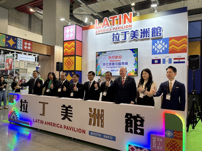 「2026台北國際食品展」登場，中美洲經貿辦事處手貝里斯、瓜地馬拉與巴拉圭24日為「拉丁美洲館」開幕，外交部常次葛葆萱（左4）出席與會。