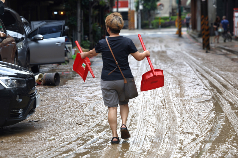 受到颱風米克拉影響，台北市25日上午降下豪大雨。圖為內湖區內湖路3段低窪地區積水退去後，民眾購買清潔工具、整理家園。