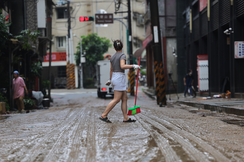 颱風米克拉及西南風增強帶來劇烈降雨，台北市內湖區25日上午傳出積淹水災情，連國民黨議員也批市府螺絲不見了。圖為雨勢稍緩，民眾開始清理環境。